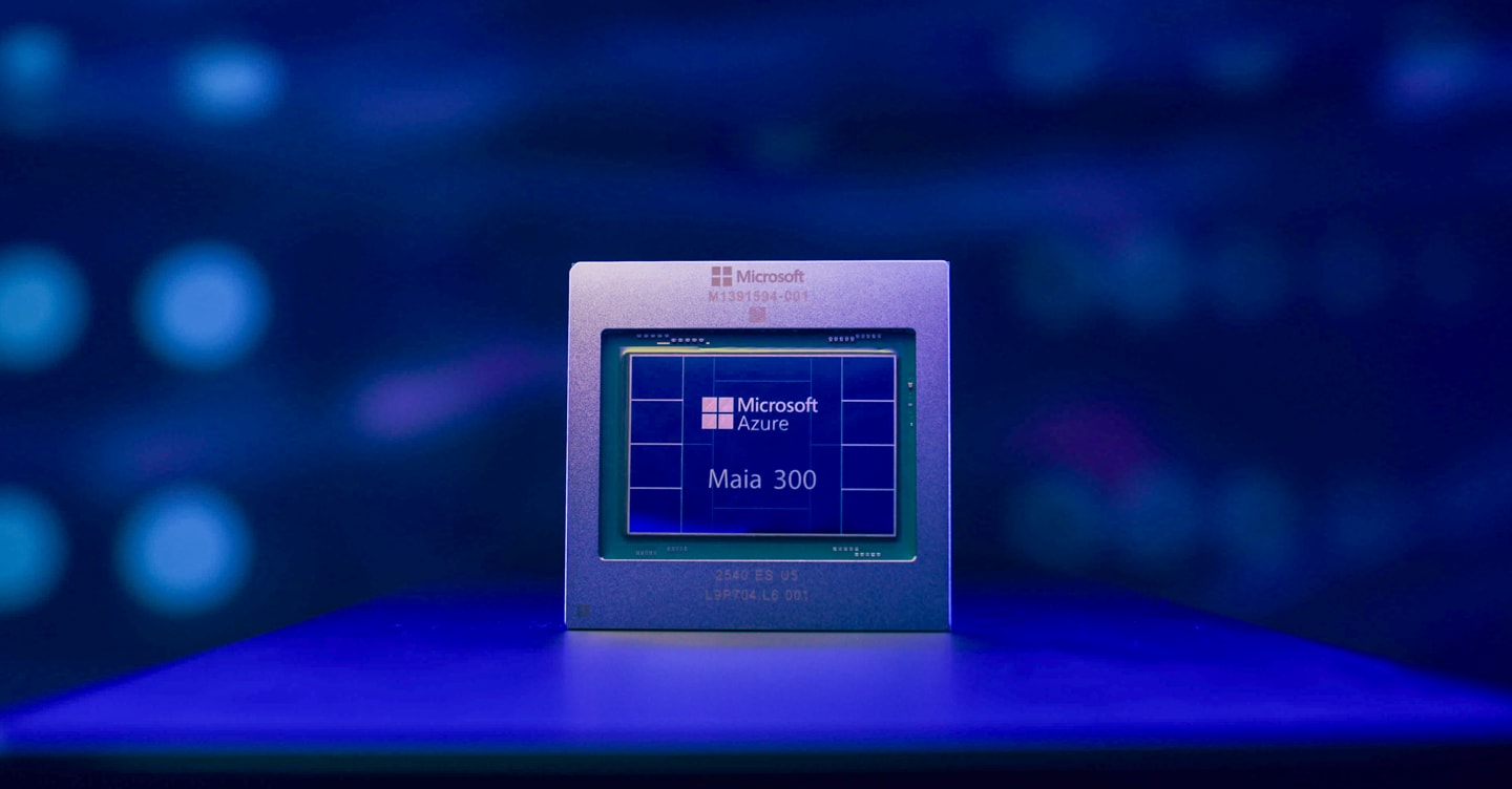 Microsoft, Maia 200 entra in produzione: i nuovi chip Maia 300 arriveranno nel 2027 